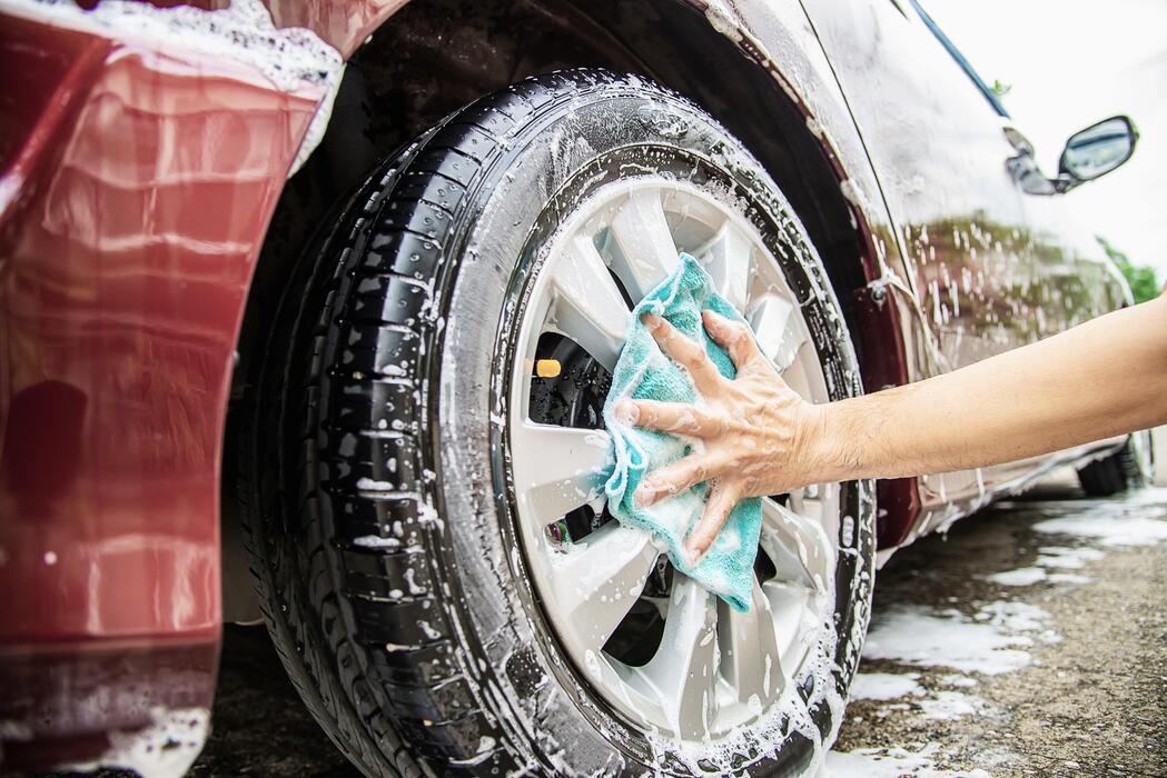 Car wash thick snow foam application